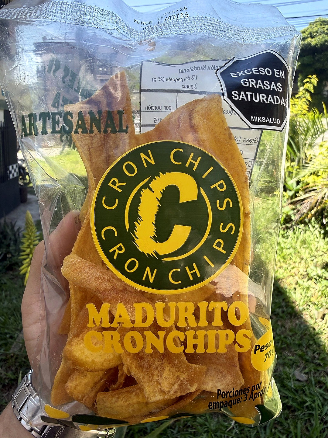 Bolsa de Madurito Cronchips sostenida en la mano